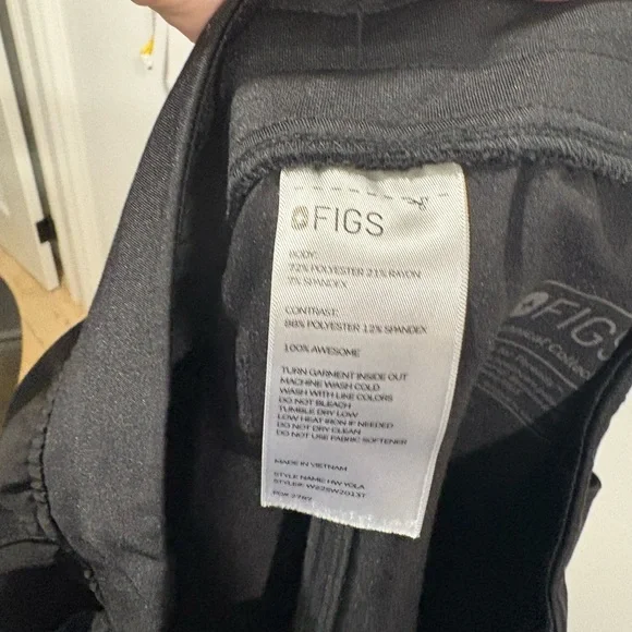 FIGS Women's High-Waisted Yola Skinny Scrub Pants in the color black- small tall - Picture 6 of 6